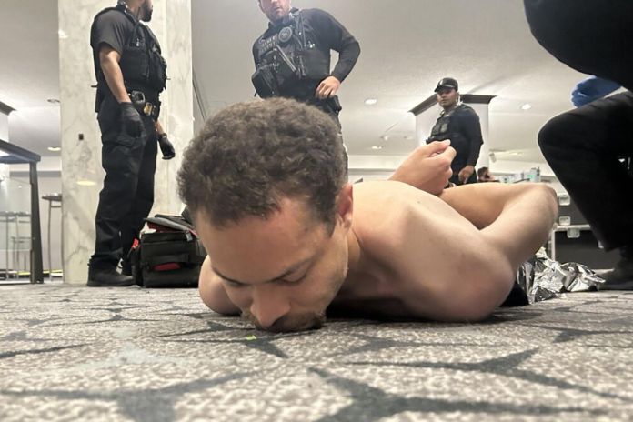 Fotografía difundida en la cuenta oficial @realDonaldTrump de la red social Truth del presidente de los Estados Unidos, Donald Trump, donde se muestra al hombre arrestado por agentes del Servicio Secreto.