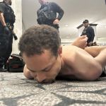 Fotografía difundida en la cuenta oficial @realDonaldTrump de la red social Truth del presidente de los Estados Unidos, Donald Trump, donde se muestra al hombre arrestado por agentes del Servicio Secreto.