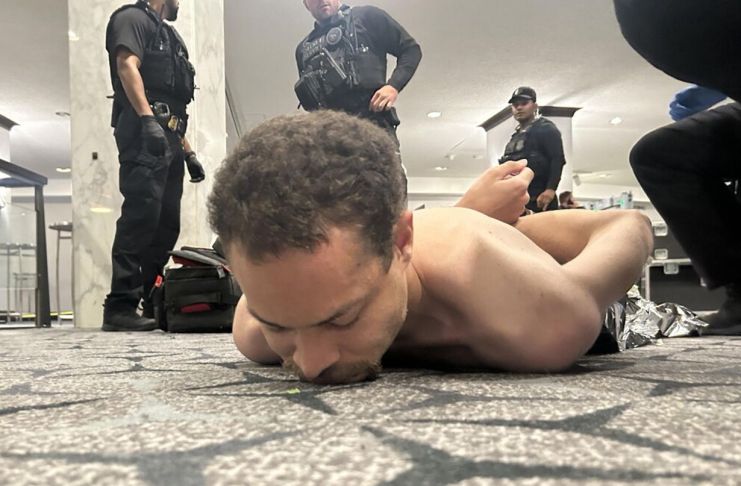 Fotografía difundida en la cuenta oficial @realDonaldTrump de la red social Truth del presidente de los Estados Unidos, Donald Trump, donde se muestra al hombre arrestado por agentes del Servicio Secreto.