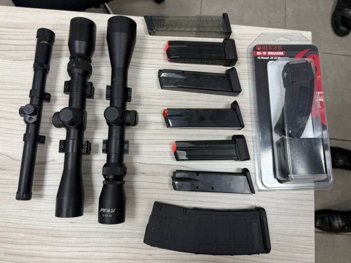 Incautan armas de fuego, cargadores y municiones ocultas en un contenedor con encomiendas procedente de Estados Unidos.