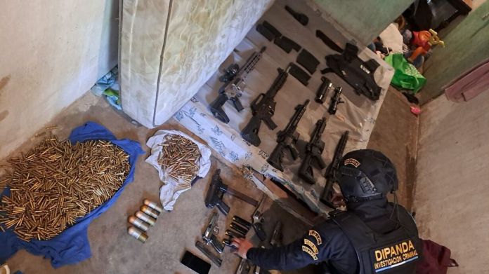 arsenal de guerra Un fuerte arsenal de armas de fuego, municiones y equipo táctico fue localizado durante un allanamiento ejecutado en la colonia Las Tapias, zona 18 de la capital.