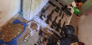 Un fuerte arsenal de armas de fuego, municiones y equipo táctico fue localizado durante un allanamiento ejecutado en la colonia Las Tapias, zona 18 de la capital.