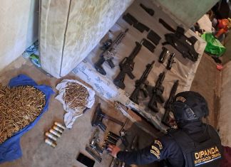 Un fuerte arsenal de armas de fuego, municiones y equipo táctico fue localizado durante un allanamiento ejecutado en la colonia Las Tapias, zona 18 de la capital.