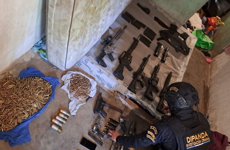 Un fuerte arsenal de armas de fuego, municiones y equipo táctico fue localizado durante un allanamiento ejecutado en la colonia Las Tapias, zona 18 de la capital.
