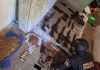 Un fuerte arsenal de armas de fuego, municiones y equipo táctico fue localizado durante un allanamiento ejecutado en la colonia Las Tapias, zona 18 de la capital.
