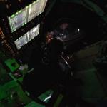 El astronauta de la CSA (Agencia Espacial Canadiense) Jeremy Hansen – en el centro de la imagen – mira por la ventana de la nave espacial Orión en el tercer día de la misión Artemis II. Foto La Hora: NASA