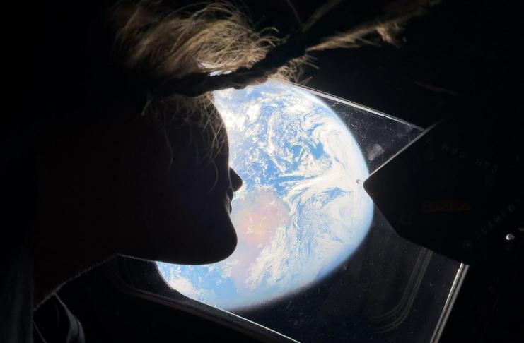 La astronauta de la NASA y especialista en la misión Artemis II, Christina Koch, mira desde una de las ventanas de la cabina principal de la nave espacial Orión, mirando hacia la Tierra, mientras la tripulación viaja hacia la Luna. Foto La Hora: NASA