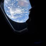 El astronauta de la NASA y comandante de Artemis II, Reid Wiseman, mira desde una de las ventanas de la cabina principal de la nave espacial Orión, mirando hacia la Tierra, mientras la tripulación viaja hacia la Luna. Foto La Hora: NASA