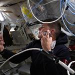 Jeremy Hansen, especialista de la misión Artemis II y astronauta de la CSA (Agencia Espacial Canadiense), disfruta de un afeitado dentro de la nave espacial Orion durante el quinto día de vuelo y antes del sobrevuelo lunar de la tripulación el 6 de abril de 2026. Foto La Hora: NASA