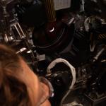 Christina Koch, especialista de la misión Artemis II y astronauta de la NASA, mira desde una de las ventanas de la nave espacial Orion hacia la Tierra antes del sobrevuelo lunar de la tripulación el 6 de abril de 2026. Foto La Hora: NASA