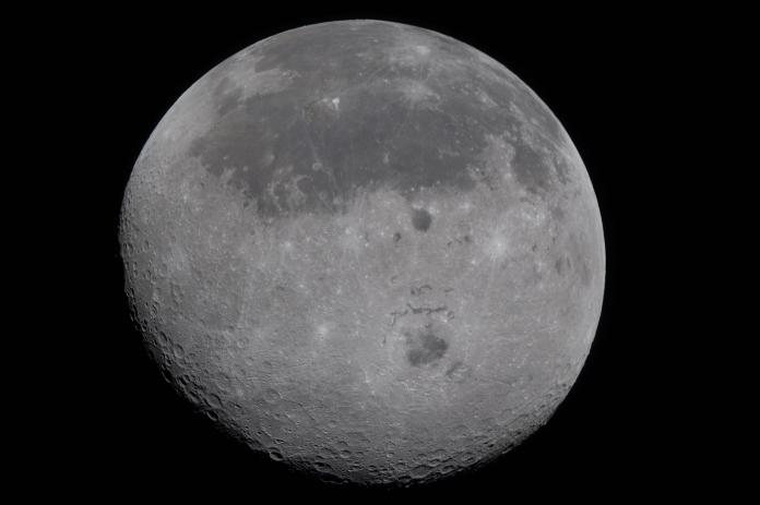 En esta vista de la Luna, el lado cercano (el hemisferio que vemos desde la Tierra), es visible en la mitad superior del disco lunar. Es identificable por las manchas oscuras. Se trata de antiguos flujos de lava de una época temprana de la historia de la Luna, cuando era volcánicamente activa. Foto La Hora: NASA