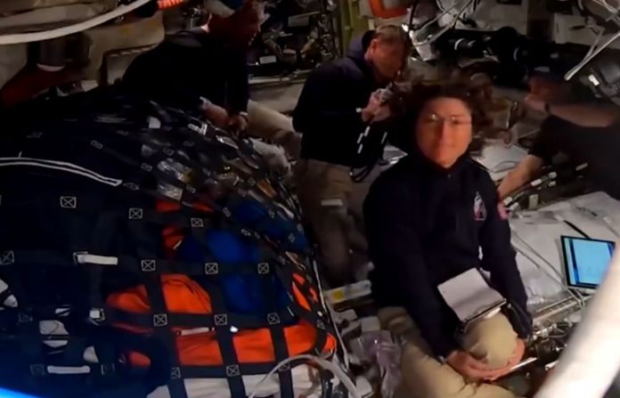 La misión Artemis II de la NASA cumple este lunes 6 de abril de 2026 una serie de hitos durante su histórico sobrevuelo lunar. Foto La Hora: captura de pantalla NASA