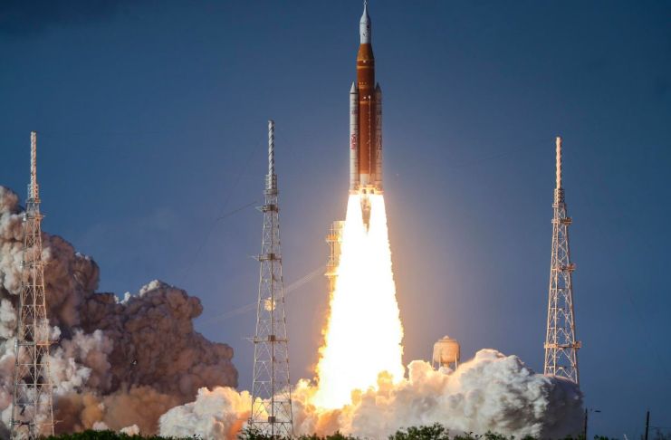 Los cuatro astronautas que hicieron historia esta semana al alcanzar la órbita lunar en más de medio siglo se enfrentan este viernes al reingreso a la Tierra, una maniobra tan crítica como el despegue. Foto La Hora: EFE