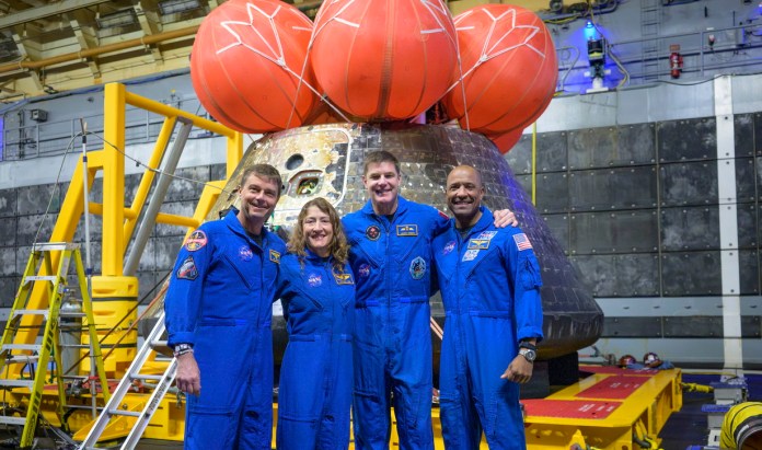 Astronautas ponen fin a su misión y protagonizan emotivos reencuentros en casa.