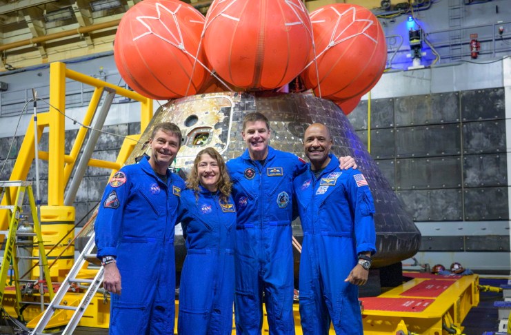 Astronautas ponen fin a su misión y protagonizan emotivos reencuentros en casa.