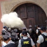 Momento del ataque a estudiantes y diputados en el ingreso principal de hotel donde se desarrolló elección de rector. Foto La Hora