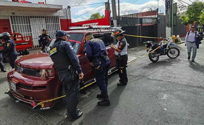 Un ataque armado contra un taxi registrado en la 16 calle y 12 avenida de la colonia San Ignacio, zona 7 de Mixco, dejó como saldo a dos personas heridas. Foto La Hora: Bomberos Voluntarios.