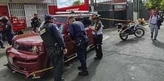 Un ataque armado contra un taxi registrado en la 16 calle y 12 avenida de la colonia San Ignacio, zona 7 de Mixco, dejó como saldo a dos personas heridas. Foto La Hora: Bomberos Voluntarios.