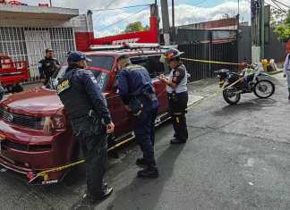 Un ataque armado contra un taxi registrado en la 16 calle y 12 avenida de la colonia San Ignacio, zona 7 de Mixco, dejó como saldo a dos personas heridas. Foto La Hora: Bomberos Voluntarios.