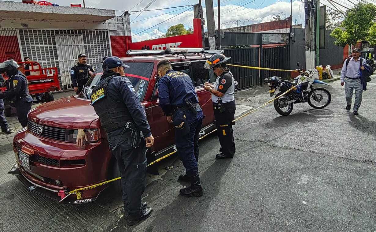 Ataque armado contra taxi en Mixco deja dos heridos