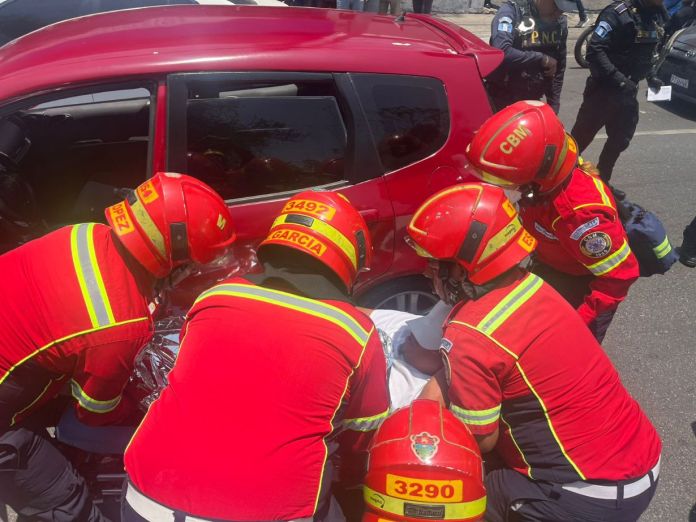 La víctima manejaba su vehículo por la 10a. avenida de la Calzada Roosevelt, zona 11, cuando fue atacado a balazos. Foto La Hora: Bomberos Municipales