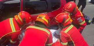 La víctima manejaba su vehículo por la 10a. avenida de la Calzada Roosevelt, zona 11, cuando fue atacado a balazos. Foto La Hora: Bomberos Municipales
