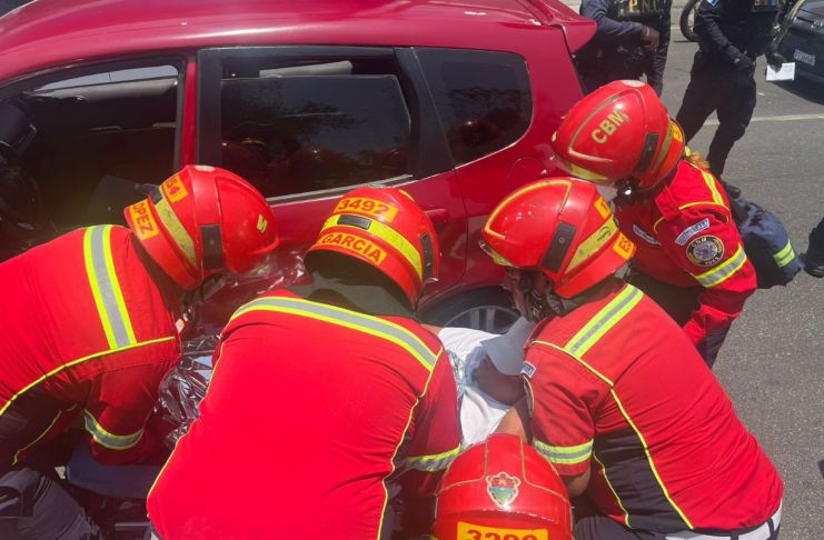 La víctima manejaba su vehículo por la 10a. avenida de la Calzada Roosevelt, zona 11, cuando fue atacado a balazos. Foto La Hora: Bomberos Municipales
