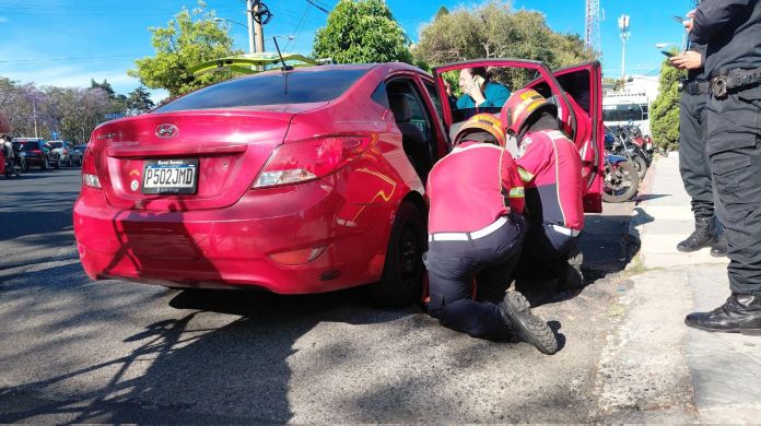 La víctima fue trasladada a la Emergencia de Traumatología del IGSS, informaron los Bomberos Municipales. Foto La Hora: BM