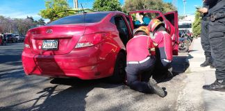 La víctima fue trasladada a la Emergencia de Traumatología del IGSS, informaron los Bomberos Municipales. Foto La Hora: BM
