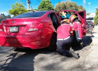 La víctima fue trasladada a la Emergencia de Traumatología del IGSS, informaron los Bomberos Municipales. Foto La Hora: BM