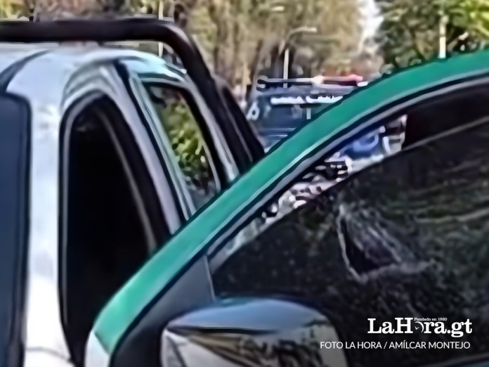 El conductor del vehículo resulto ileso del hecho armado, mientras que los atacantes huyeron al no lograr cometer el robo.