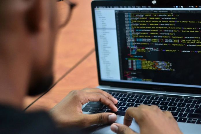 Los ataques cibernéticos a páginas electrónicas de instituciones gubernamentales se vienen dando desde hace aproximadamente tres semanas. Foto La Hora: EFE/Oskar Burgos