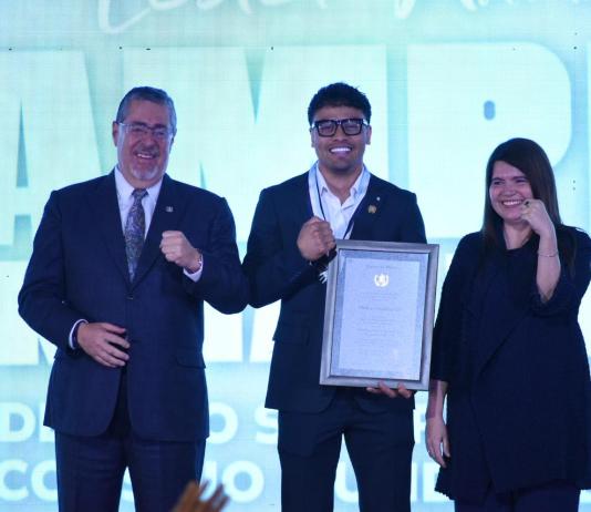 “Guatemala tiene campeón mundial”: Lester Martínez es condecorado por Arévalo tras histórico triunfo.