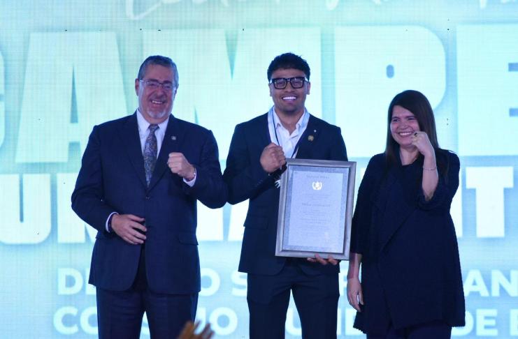 “Guatemala tiene campeón mundial”: Lester Martínez es condecorado por Arévalo tras histórico triunfo.