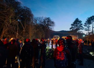 Según se informó, la manifestación comenzó a la 3:00 a. m. y la PNC ya dialoga con los inconformes. Foto La Hora: Notialerta Baja Verapaz