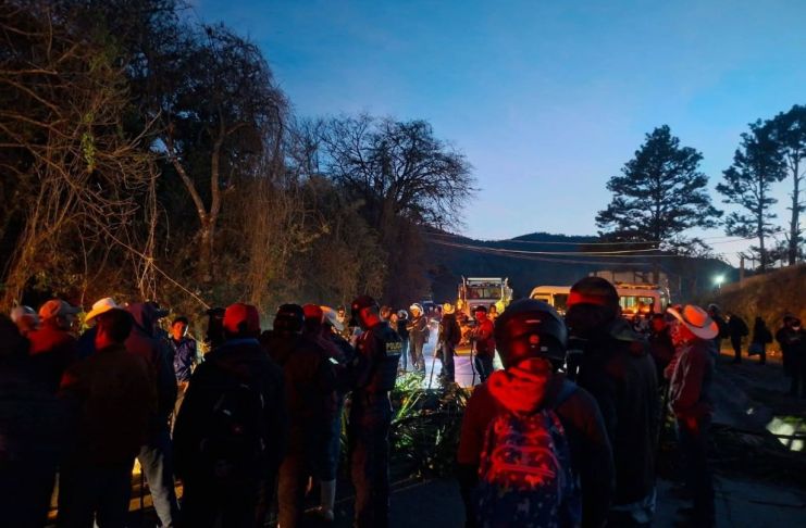 Según se informó, la manifestación comenzó a la 3:00 a. m. y la PNC ya dialoga con los inconformes. Foto La Hora: Notialerta Baja Verapaz
