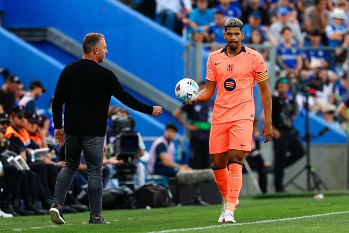 El entrenador del FC Barcelona, Hansi Flick, y el defensa Ronald Araújo durante el partido de La Liga entre Getafe CF y FC Barcelona celebrado este sábado en el estadio Coliseum de Getafe. Foto La Hora: EFE