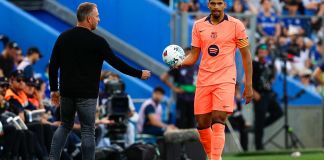 El entrenador del FC Barcelona, Hansi Flick, y el defensa Ronald Araújo durante el partido de La Liga entre Getafe CF y FC Barcelona celebrado este sábado en el estadio Coliseum de Getafe. Foto La Hora: EFE