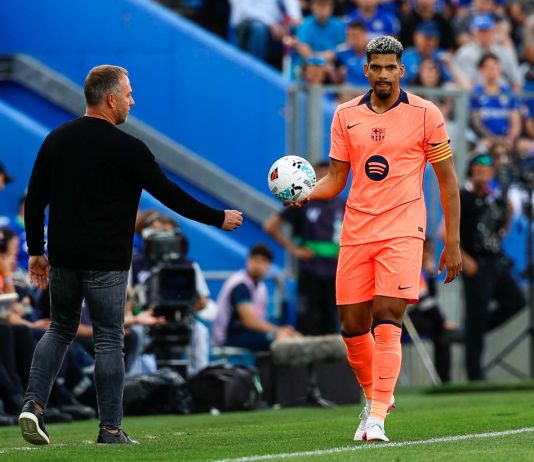El entrenador del FC Barcelona, Hansi Flick, y el defensa Ronald Araújo durante el partido de La Liga entre Getafe CF y FC Barcelona celebrado este sábado en el estadio Coliseum de Getafe. Foto La Hora: EFE