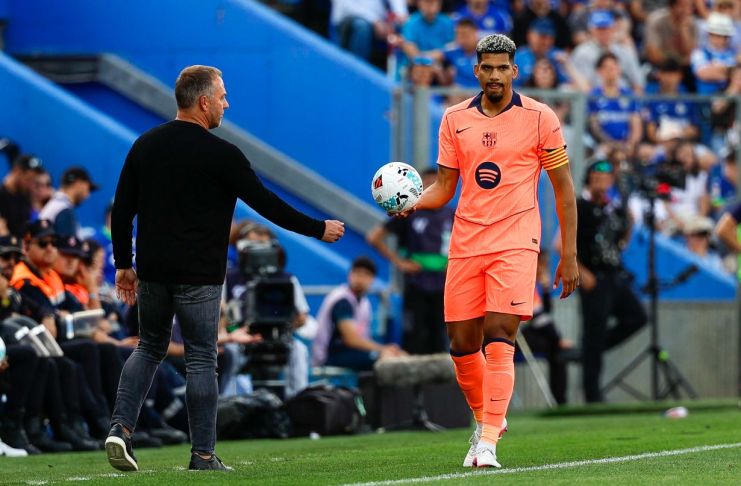 El entrenador del FC Barcelona, Hansi Flick, y el defensa Ronald Araújo durante el partido de La Liga entre Getafe CF y FC Barcelona celebrado este sábado en el estadio Coliseum de Getafe. Foto La Hora: EFE
