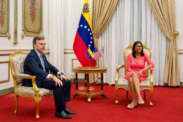 La presidente de Venezuela, Delcy Rodríguez, recibió el viernes pasado al encargado de negocios de EE. UU., Jhon Barret. Foto: La Hora: Embajada de Estados Unidos en Venezuela.