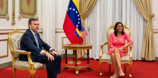 La presidente de Venezuela, Delcy Rodríguez, recibió el viernes pasado al encargado de negocios de EE. UU., Jhon Barret. Foto: La Hora: Embajada de Estados Unidos en Venezuela.