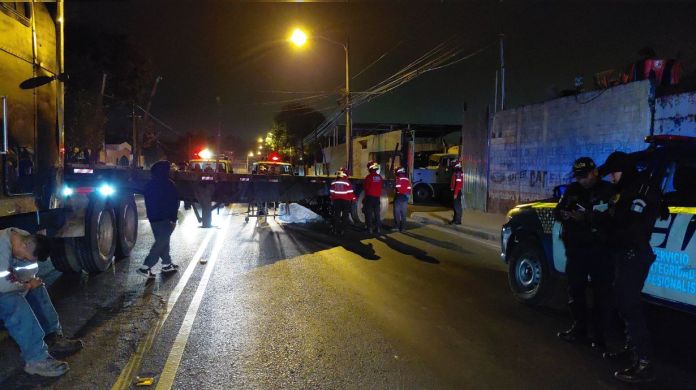 El accidente que ha dejado una persona fallecida en el bulevar La Democracia, zona 7, está afectando la circulación vehicular en dirección a la zona 1. Foto La Hora: BM