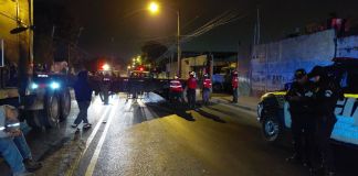 El accidente que ha dejado una persona fallecida en el bulevar La Democracia, zona 7, está afectando la circulación vehicular en dirección a la zona 1. Foto La Hora: BM