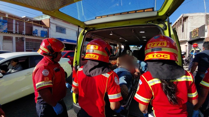 La persona herida fue trasladada al Hospital Roosevelt y aseguró que dos personas en moto lo intentaron asaltar. Foto La Hora: BM