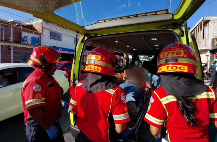 La persona herida fue trasladada al Hospital Roosevelt y aseguró que dos personas en moto lo intentaron asaltar. Foto La Hora: BM