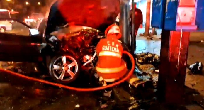 **Vehículo se incendia tras violento accidente en la Roosevelt y deja tres jóvenes en estado crítico**
