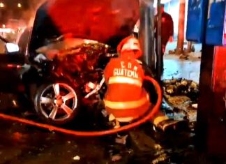 **Vehículo se incendia tras violento accidente en la Roosevelt y deja tres jóvenes en estado crítico**