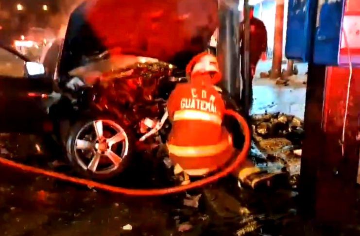 **Vehículo se incendia tras violento accidente en la Roosevelt y deja tres jóvenes en estado crítico**