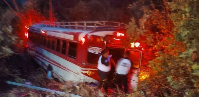 Bus extraurbano se precipita a barranco en Villa Canales y deja varias personas afectadas.